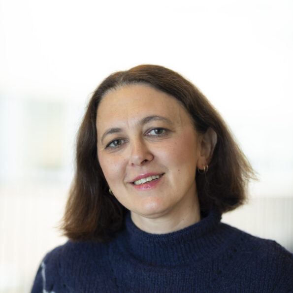 Trondheim 28.09.2020 : Ane Christiansen får utmerklelse for lærebok i spansk. Hun jobber på Charlottenlund videregående skole og er fotografert med klassen som har vært prøvekaniner. Foto: Thor Nielsen